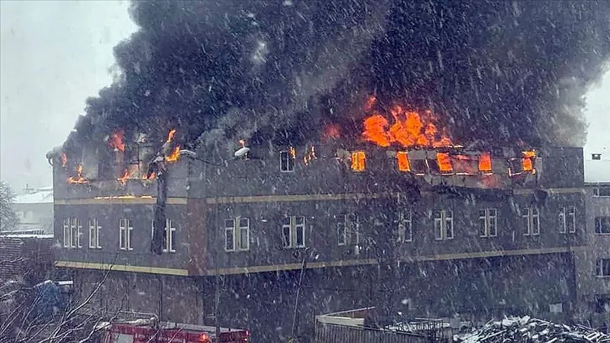 Tuzla'da fabrikada çıkan yangına itfaiye ekipleri müdahale ediyor