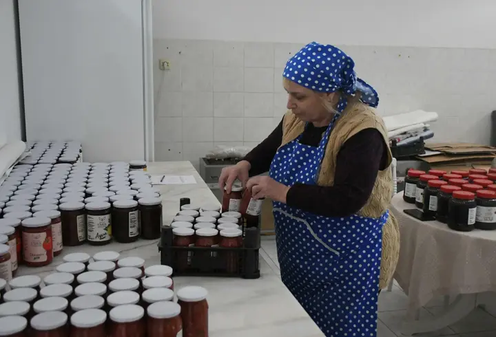 Kuşadalı kadınların el emeği Ada Market raflarında değerleniyor
