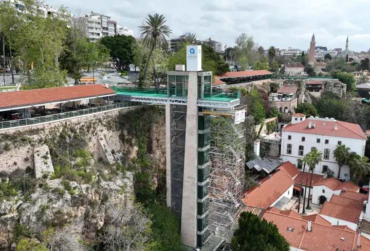 Yat limanındaki asansörde bakım- onarım çalışması