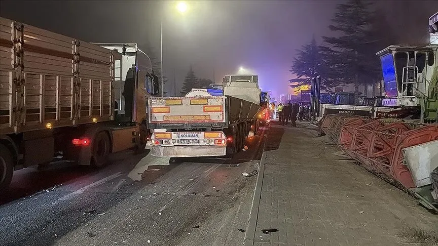 Eskişehir'de tır ile servis minibüsünün çarpışması sonucu 9 kişi yaralandı