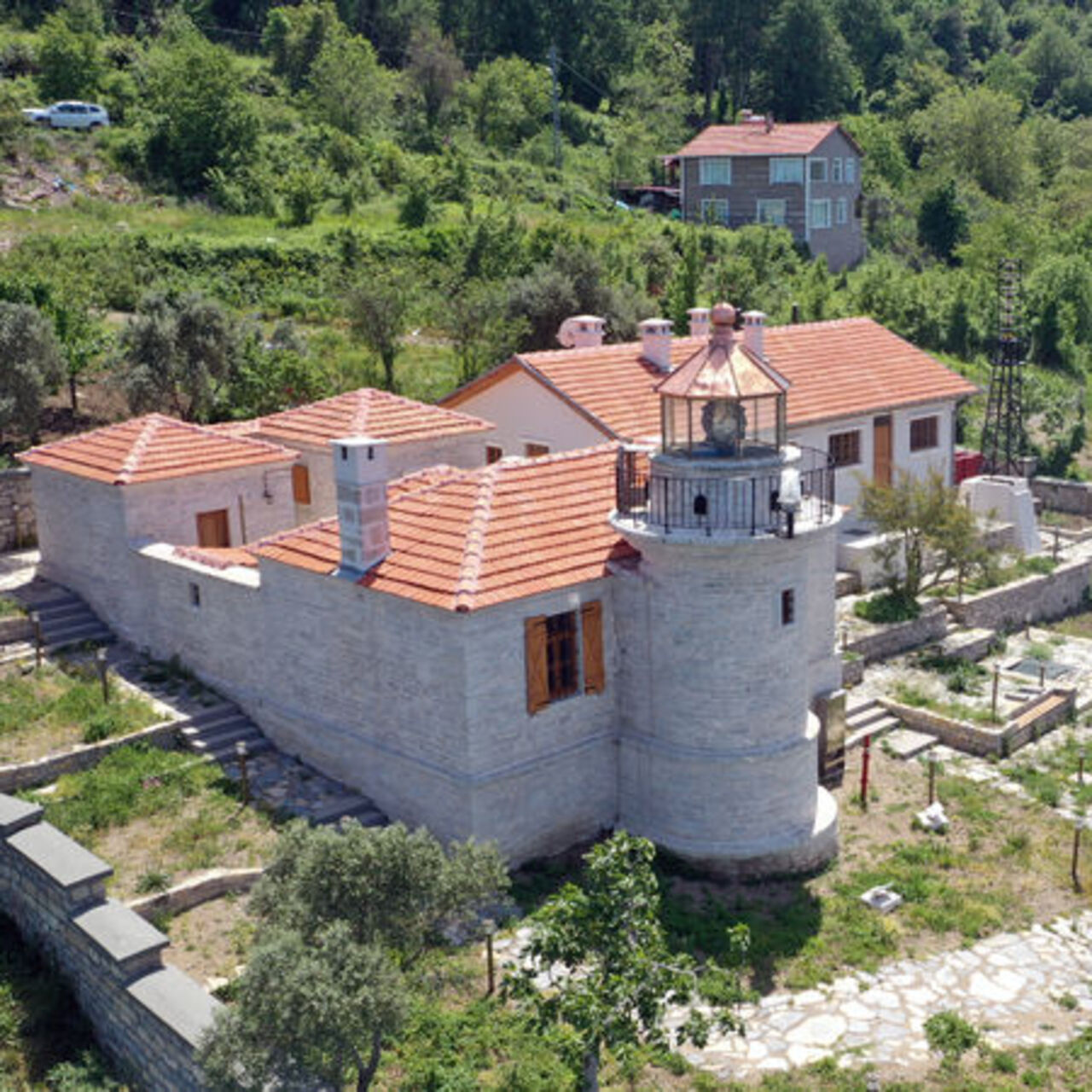 Eskiden gaz lambasıyla yanardı! 140 yıldır yol gösteriyor