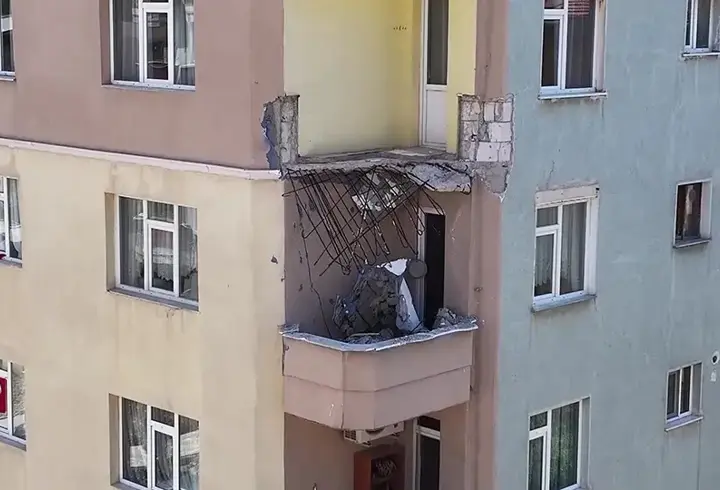 6,2’lik depremde hasar gören binanın 5. katındaki balkon çöktü