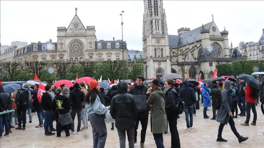 Fransa'da binlerce öğretmen ve öğrenci eğitim bütçesindeki kesintileri protesto etti