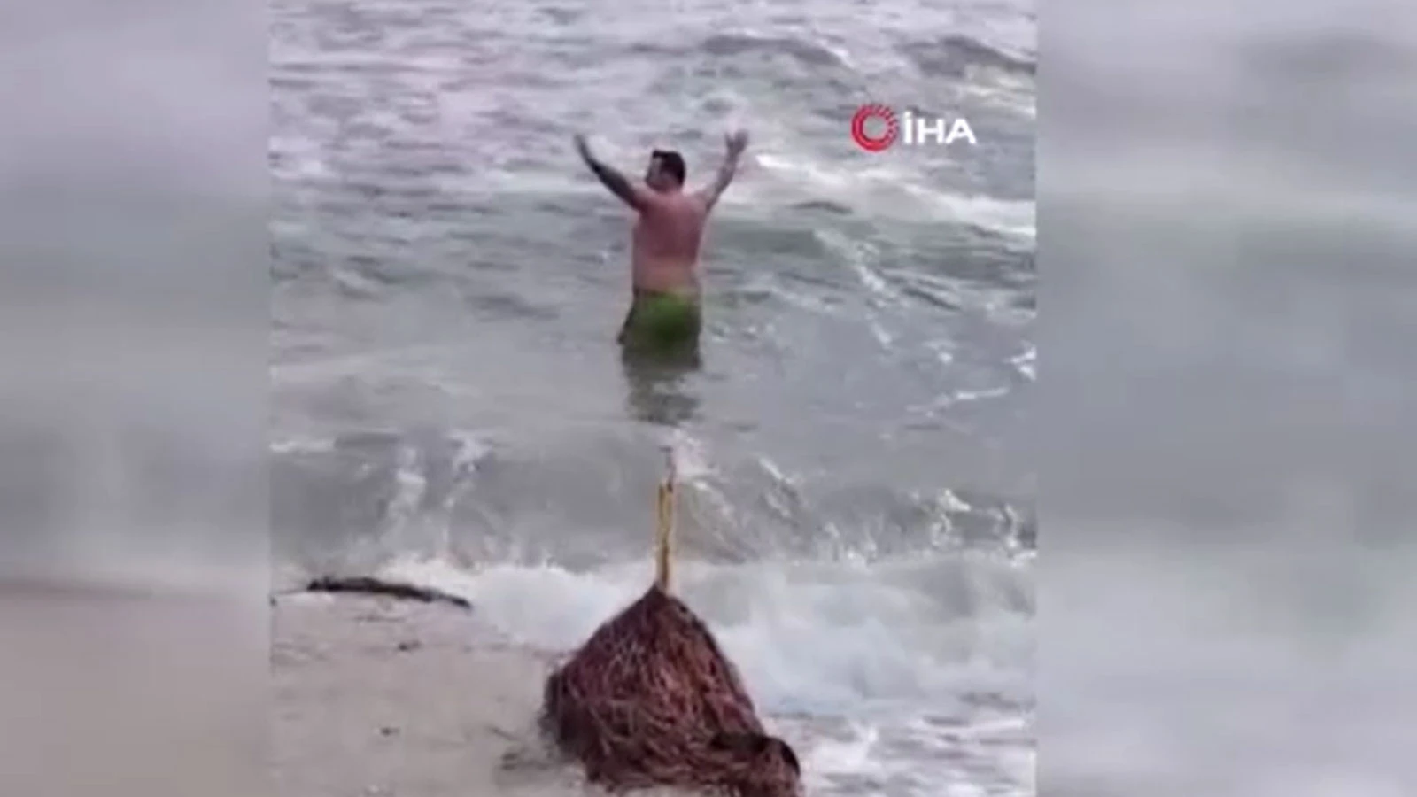 Silivri’de bir vatandaş soğuk hava ve lodosa aldırış etmedi: Denize girdi