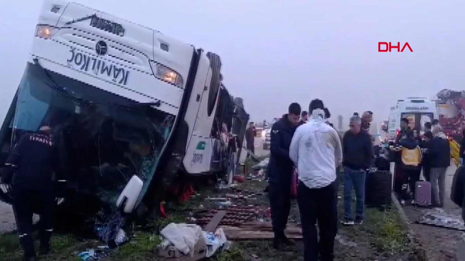 Adana'da yolcu otobüsü devrildi: Ölü ve yaralılar var