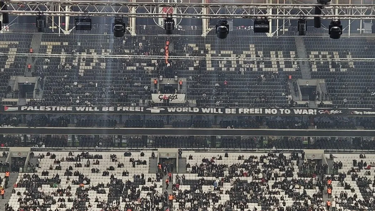 Beşiktaş tribünlerinden Filistin pankartı!