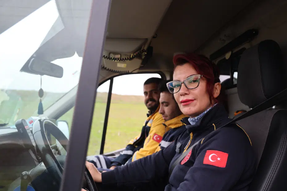 Ambulansın arka kabininden sürücü koltuğuna: Onu gören dönüp bir daha bakıyor