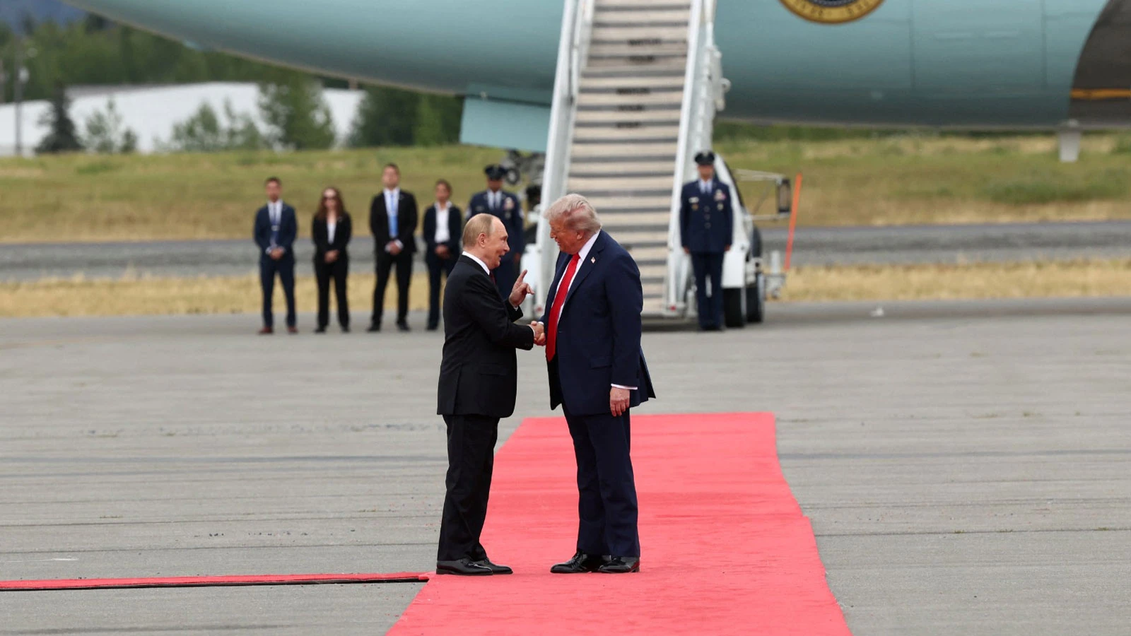 Tarihi buluşma! Trump ve Putin araya geldi