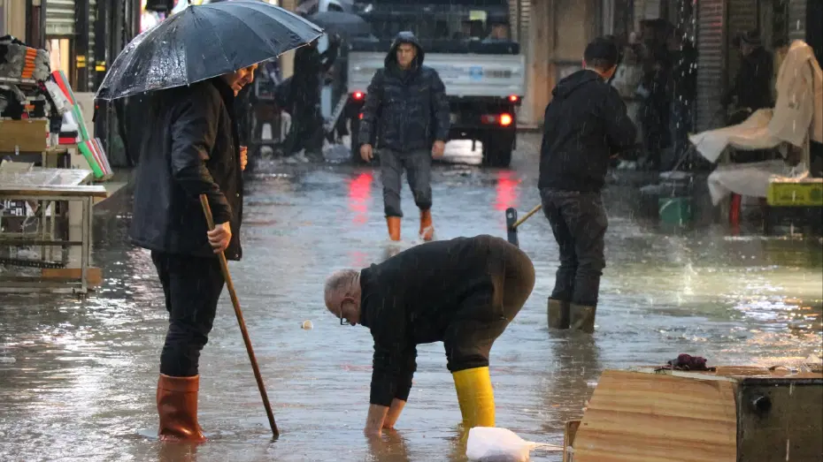İzmir'de sağanak ve fırtına: Caddeler göle döndü, ağaçlar devrildi