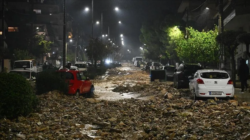 Yunanistan'da olumsuz hava koşulları nedeniyle 2 kişi hayatını kaybetti
