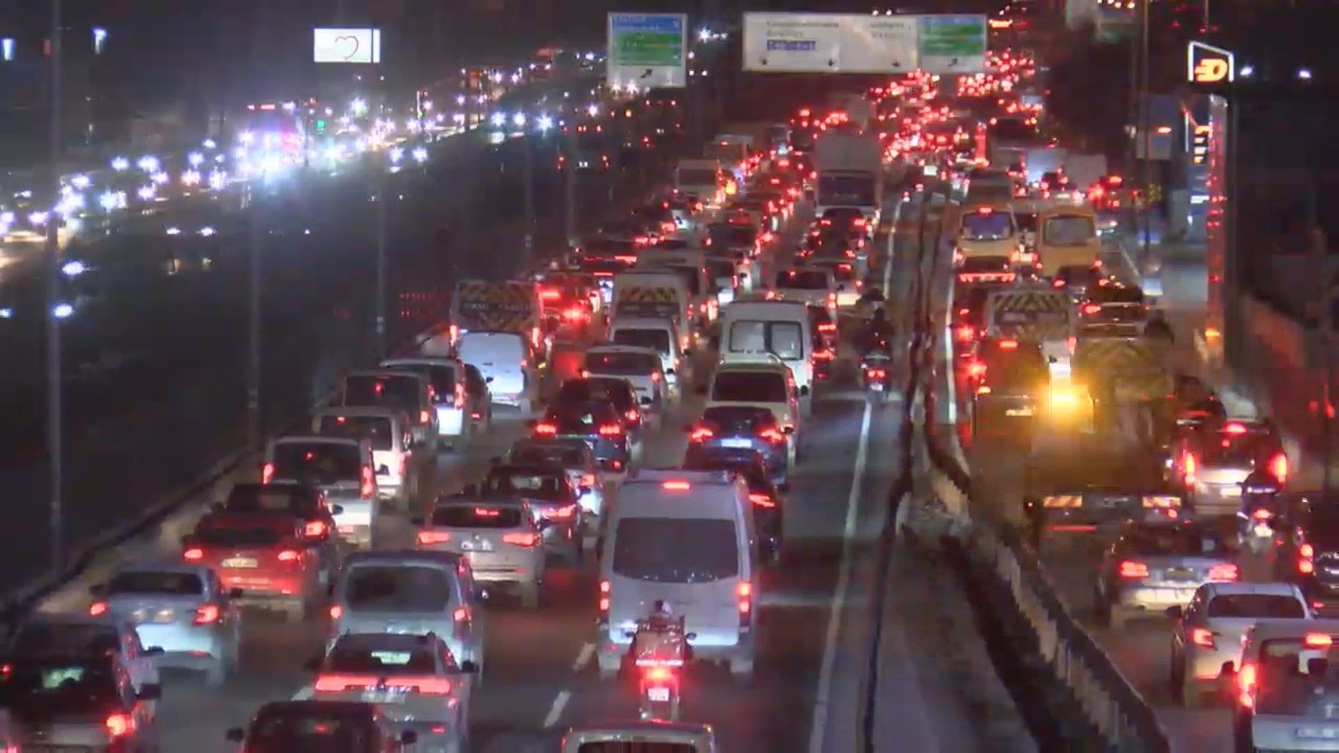 Sağanak yağış etkili oldu, İstanbul'da trafik durma noktasına geldi
