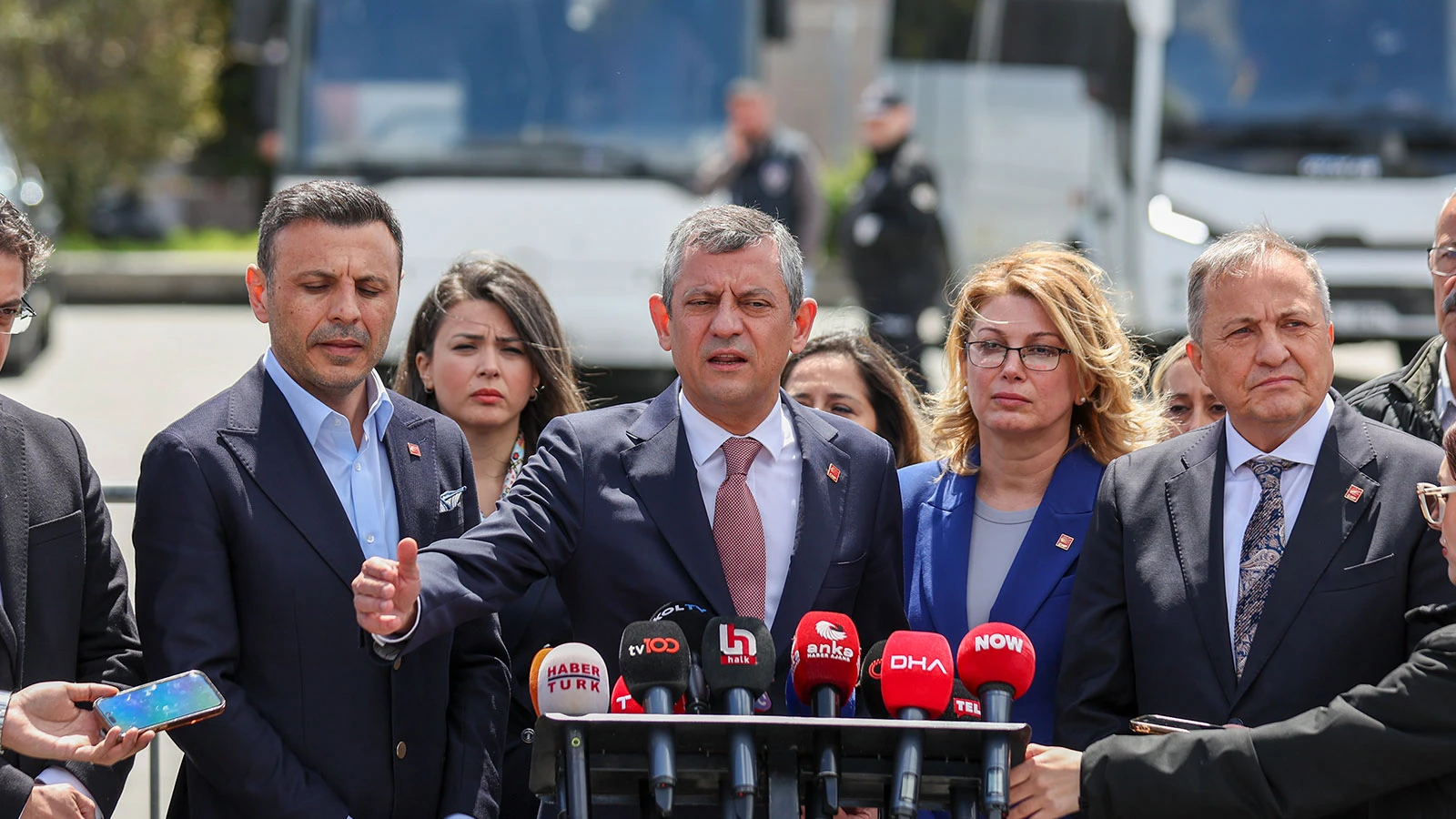 Özgür Özel: Sabırlı bir şekilde bu süreci yakından takip ediyoruz