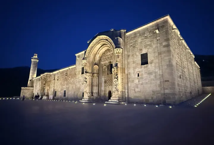 Taşa nakşedilen tarihi eserde 'ışık' şöleni