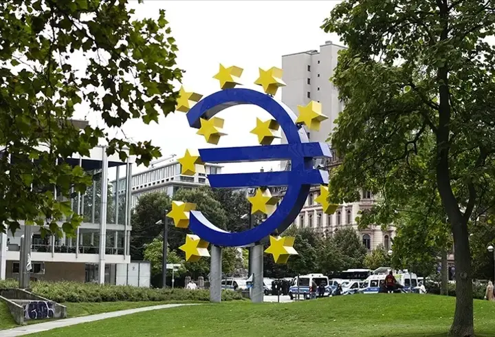 Euro Bölgesi'nde yatırımcı güveni nisanda çakıldı