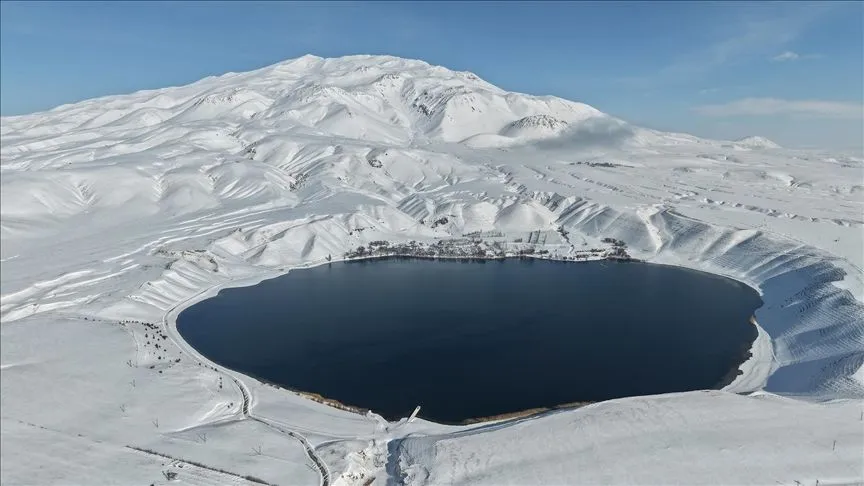 Karla kaplı Süphan Dağı ve Aygır Gölü'nün çevresi dronla görüntülendi