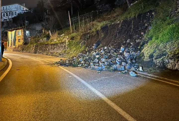 Bursa’da istinat duvarı çöktü; yol çift yönlü trafiğe kapatıldı