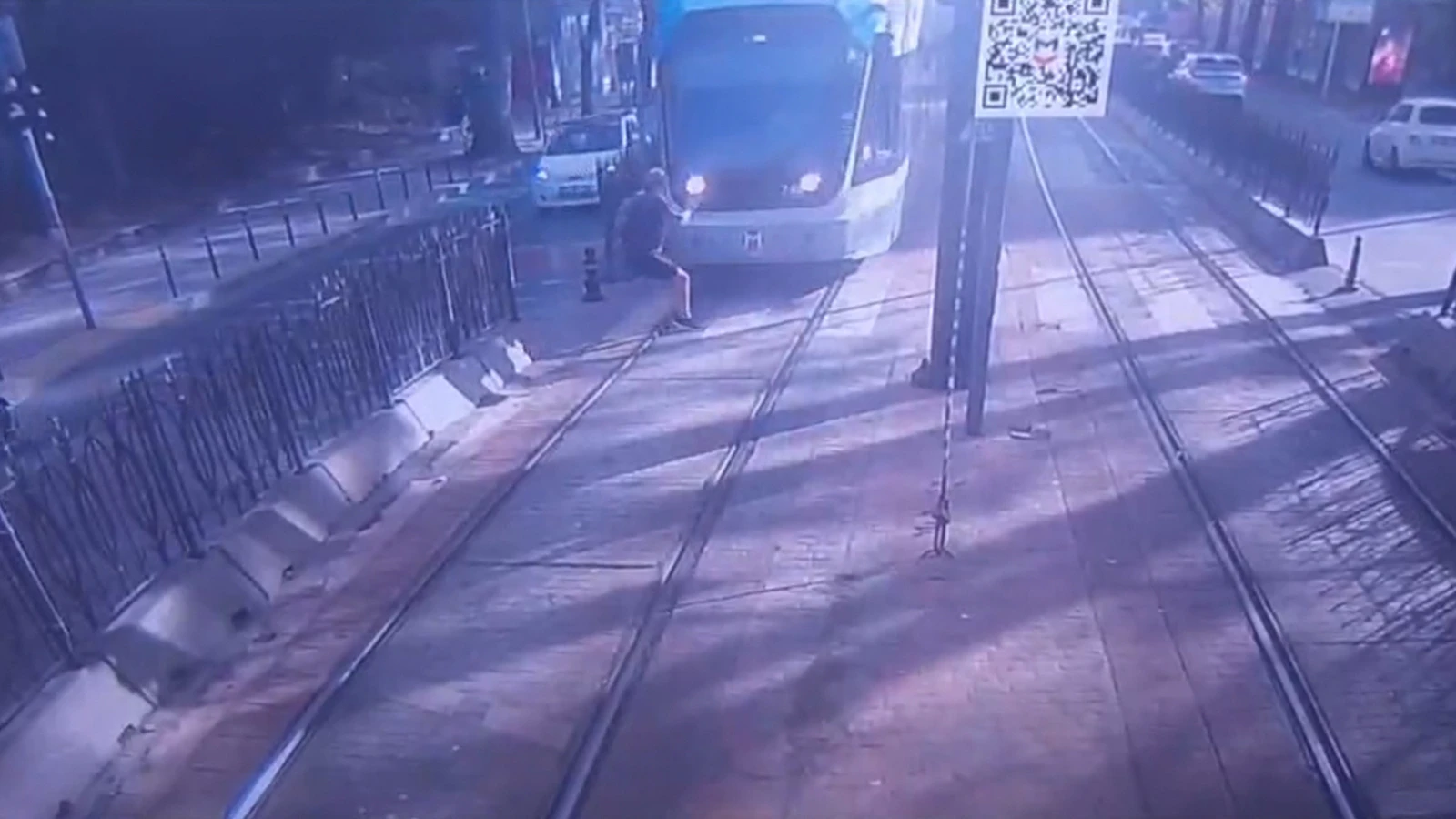 Tramvay yayaya çarptı! O anlar kamerada