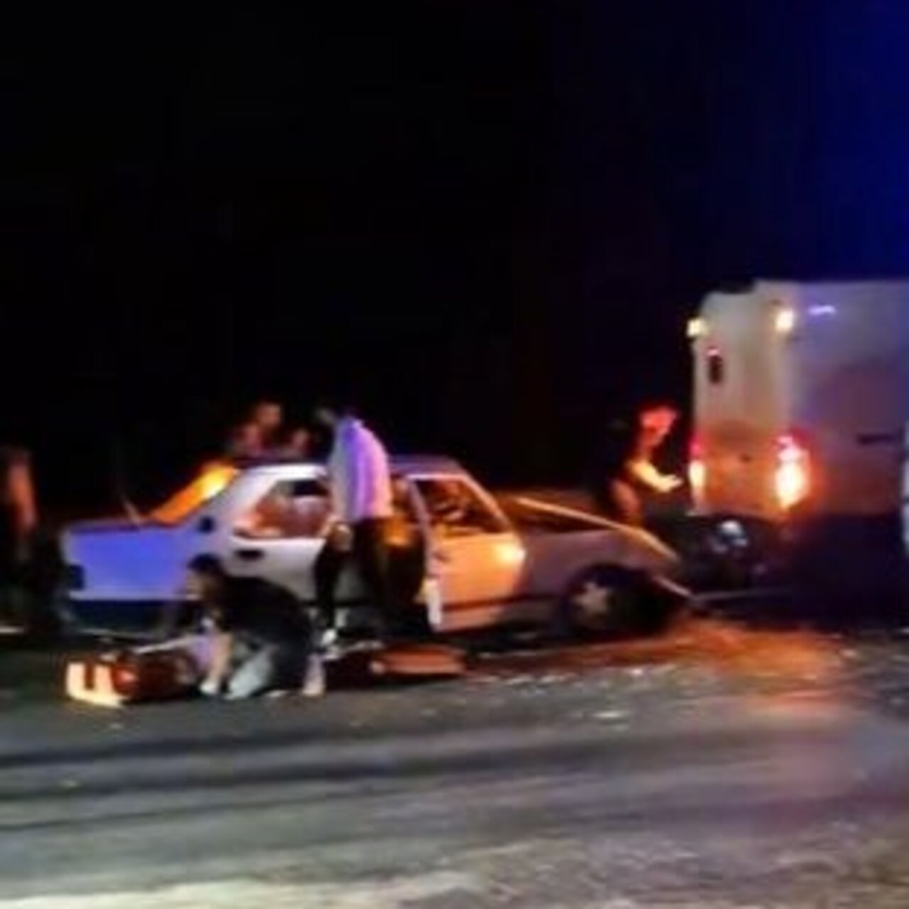 Otomobil, İETT yol bakım aracına çarptı: 5 yaralı
