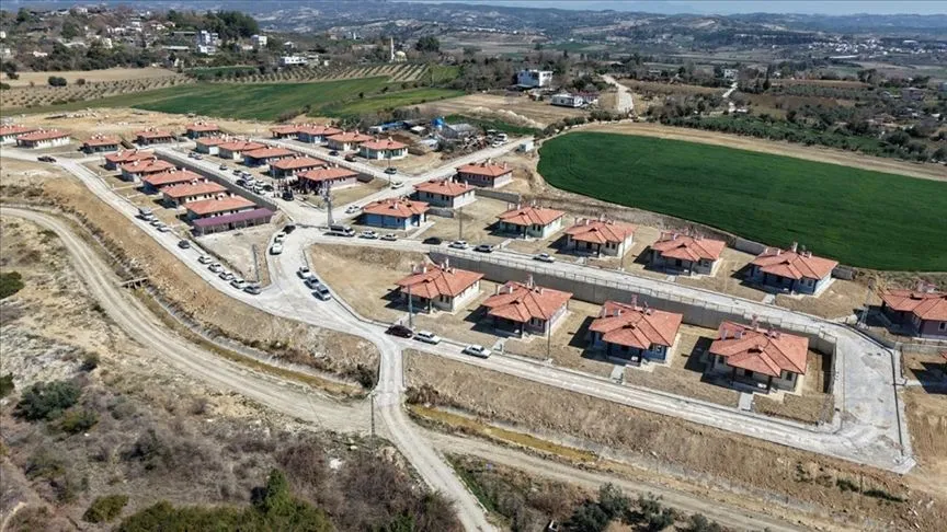 Osmaniye'de yapımı tamamlanan 32 köy evi depremzedelere teslim edildi