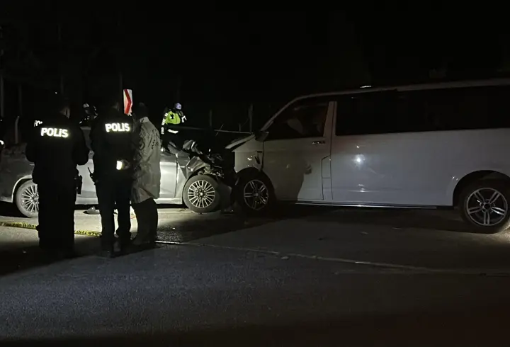 Ters şeride giren minibüs, otomobille çarpıştı: 1 ölü, 8 yaralı