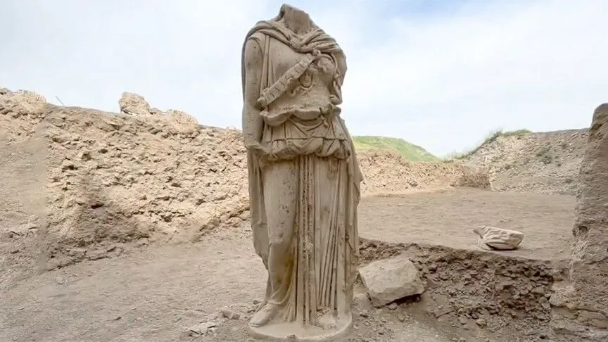 Laodikeia'da 2 metrelik "Athena" heykeli bulundu