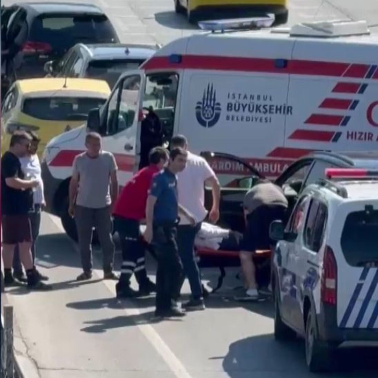 Seyir halinde fenalaşan sürücü aracında kilitli kaldı