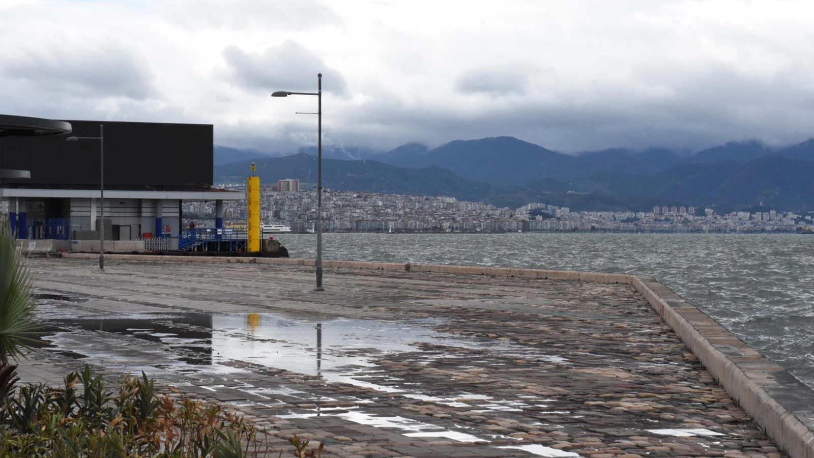 Uzmanı açıkladı: İzmir her yıl çöküyor