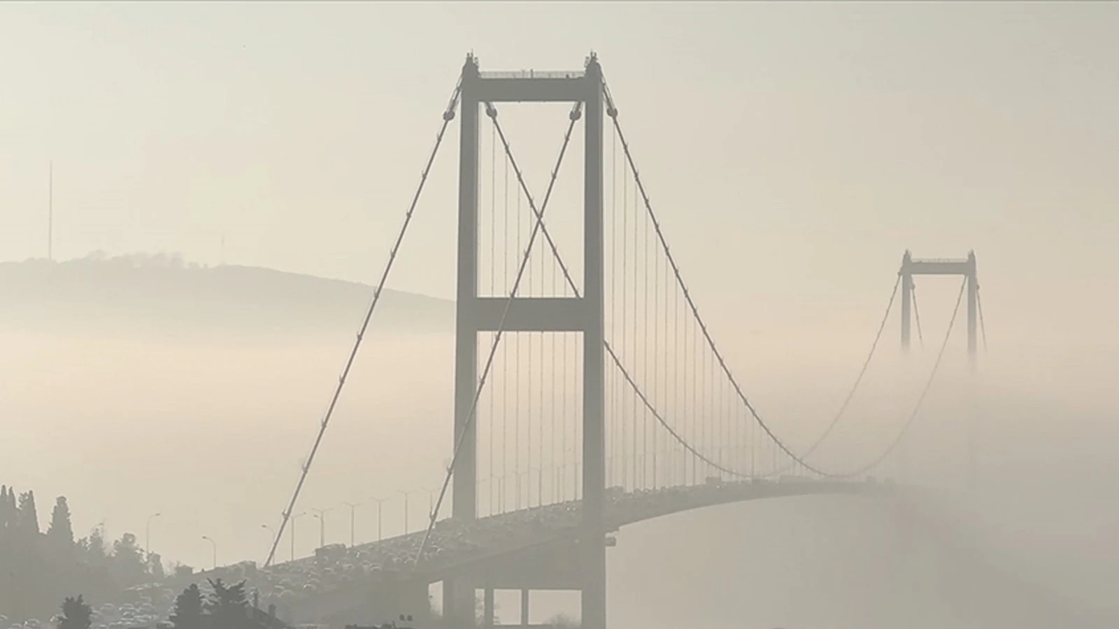 İstanbul'da hava trafiğine 'sis' engeli: Çok sayıda uçak başka havalimanlarına yönlendirildi