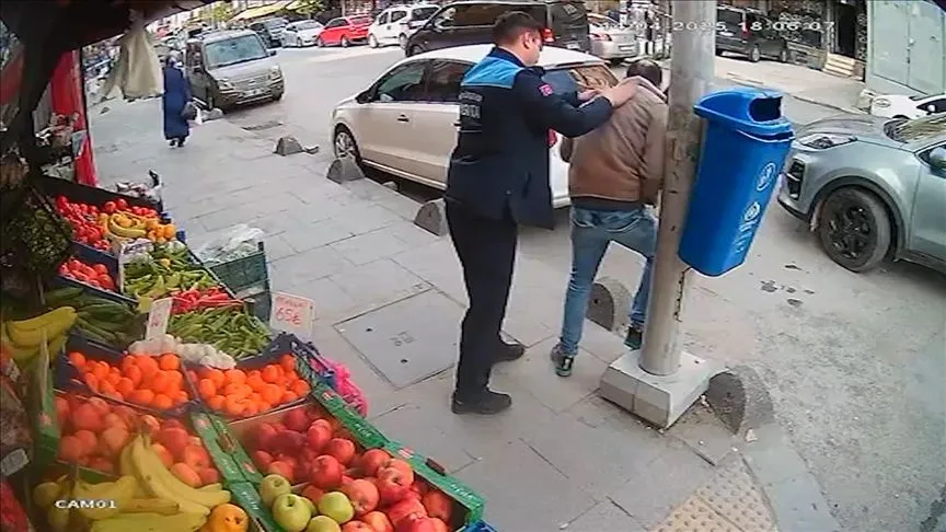 İstanbul'da boğulma tehlikesi yaşayan kişi Heimlich manevrasıyla kurtuldu