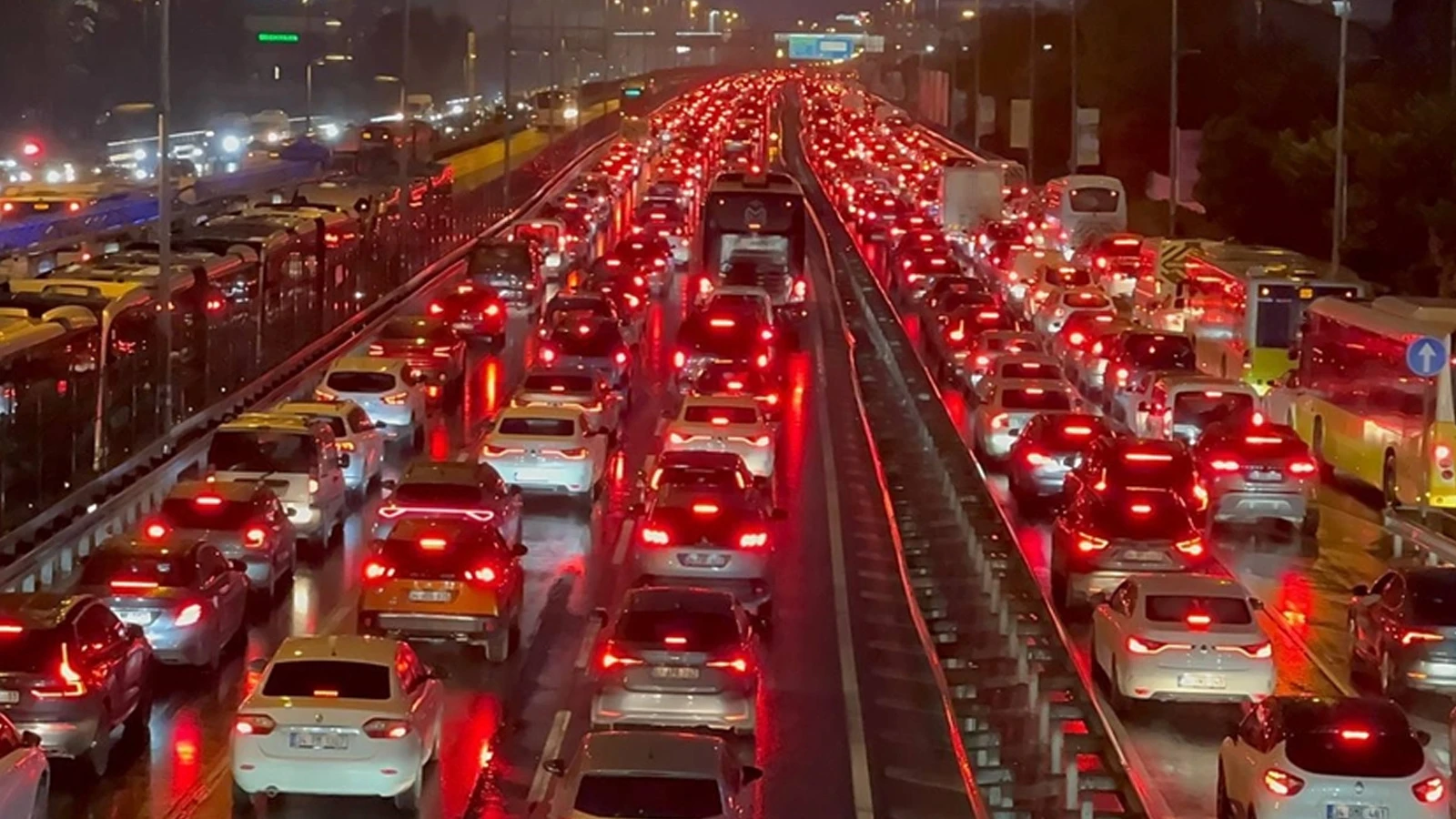 İstanbul'da trafik kabusu! Yoğunluk yüzde 90'a dayandı