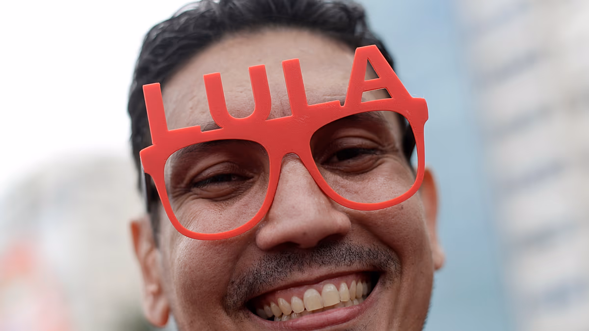 Video. Lula Destekçileri, İkinci Tur Öncesi Adını Rio Sularında Yazdı