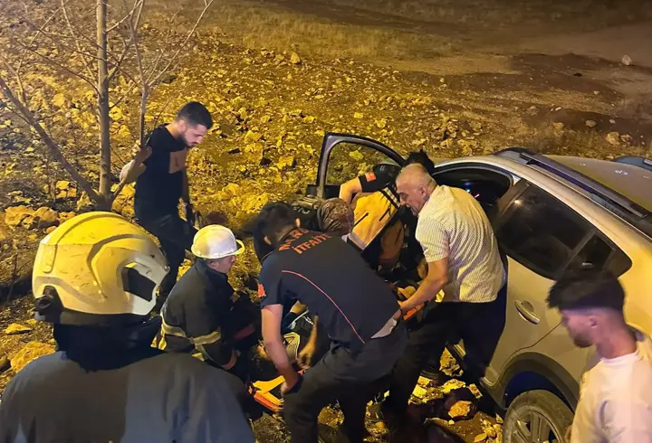 Mardin'de tarlaya devrilen otomobilin sürücüsü yaralandı