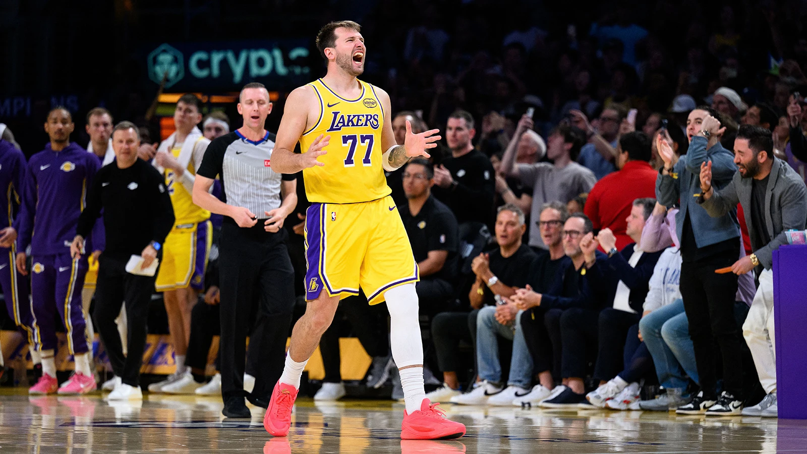 Luka Doncic son saniyede Lakers'a galibiyeti getirdi