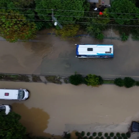 İstanbul'da Yollar Göle Döndü: Kağıthane'de Mahsur Kalan Araçlar Havadan Görüntülendi