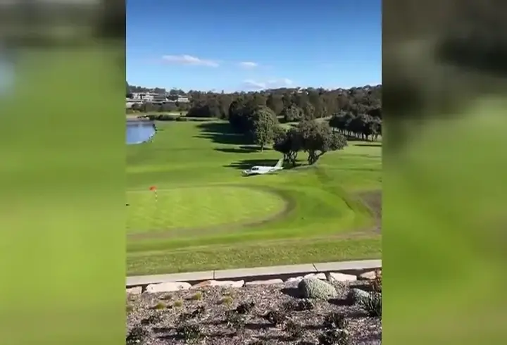 Avustralya'da hafif uçak golf sahasına indi: 2 kişi yaralandı