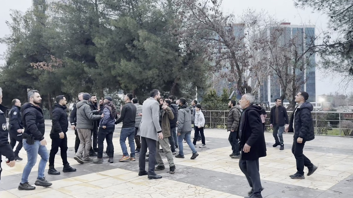 Seyyar satıcılarla zabıtalar arasındaki kavgada ortalık savaş alanına döndü