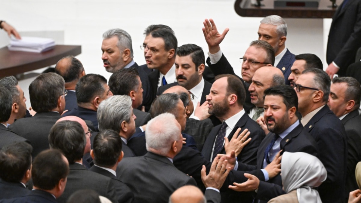 Meclis karıştı! AKP ve CHP'li vekiller birbirine girdi