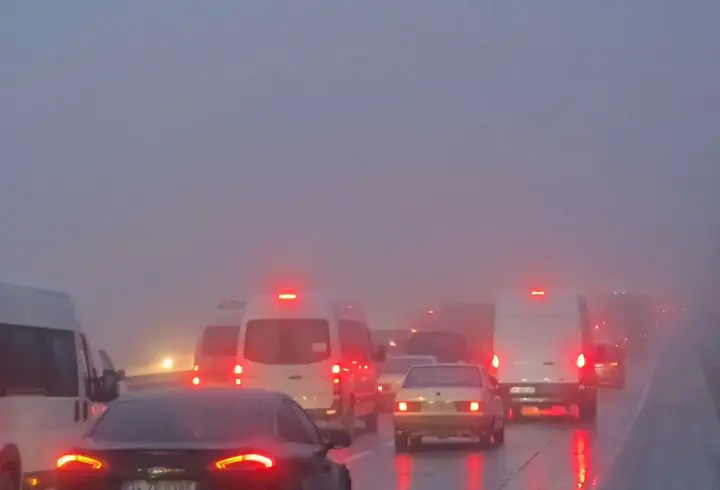 YOLA ÇIKACAKLAR DİKKAT! İstanbul sis, trafik ve yağmurun etkisinde