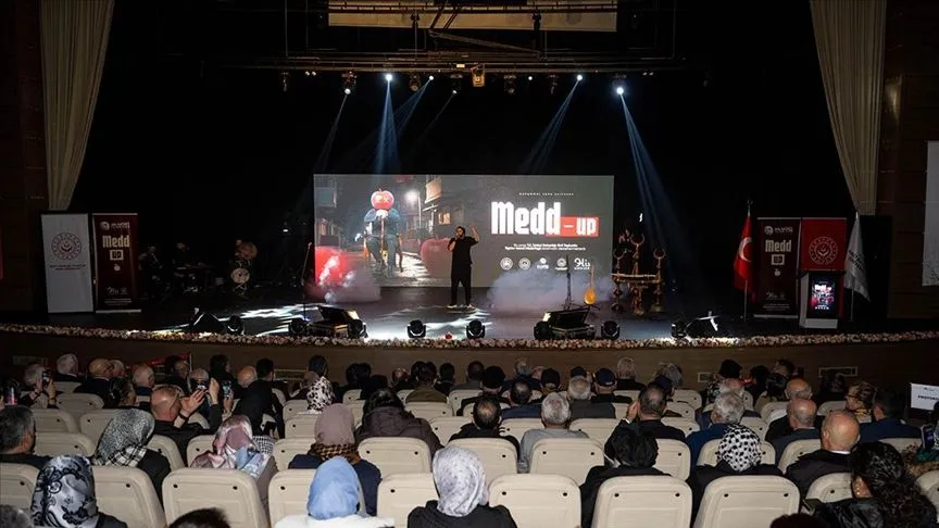 Başkentte "Medd-Up" sahne gösterisi izleyiciyle buluştu