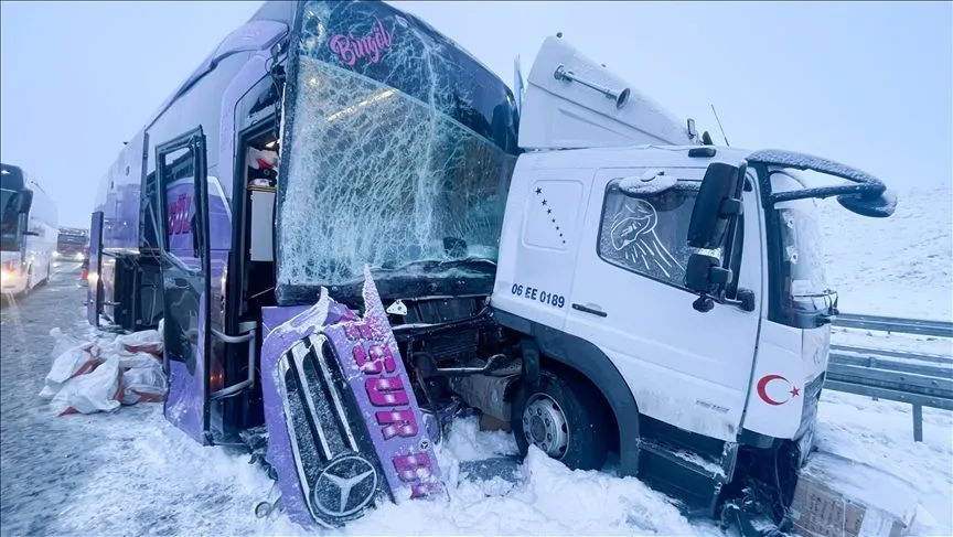 Kars'ta yolcu otobüsünün kamyona çarptığı kazada 9 kişi yaralandı