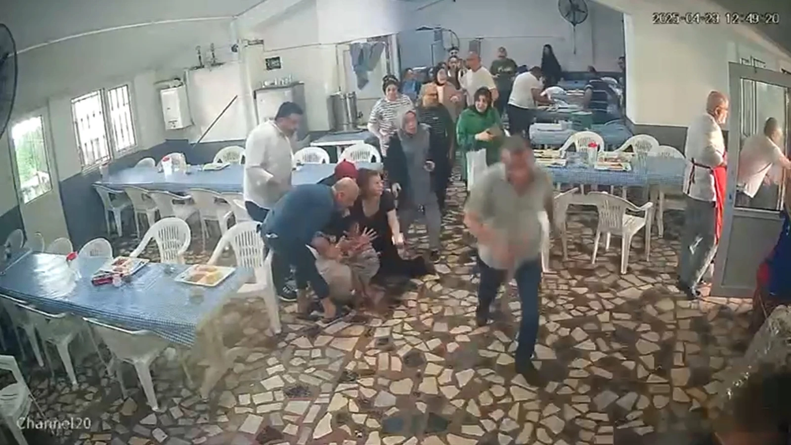 Deprem sırasında ilginç anlar: Biri bayıldı, diğeri yemek yemeye devam etti
