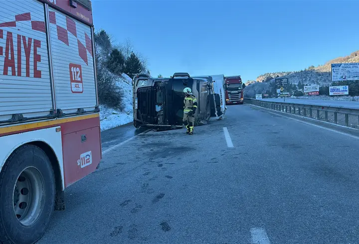 Kütahya'da devrilen meyve yüklü TIR'ın şoförü yaralandı