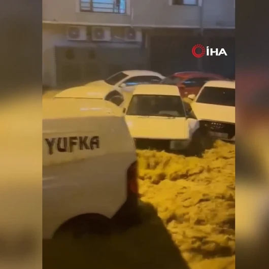 Sakarya'da Sokaklar Göle Döndü, Araçlar Sürüklendi