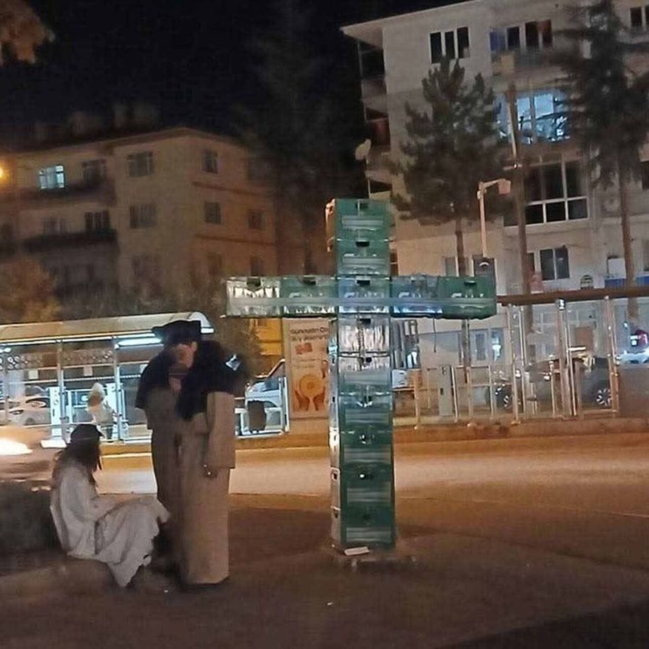 Bira kasalarıyla haç işareti yapan 3 kişi gözaltında