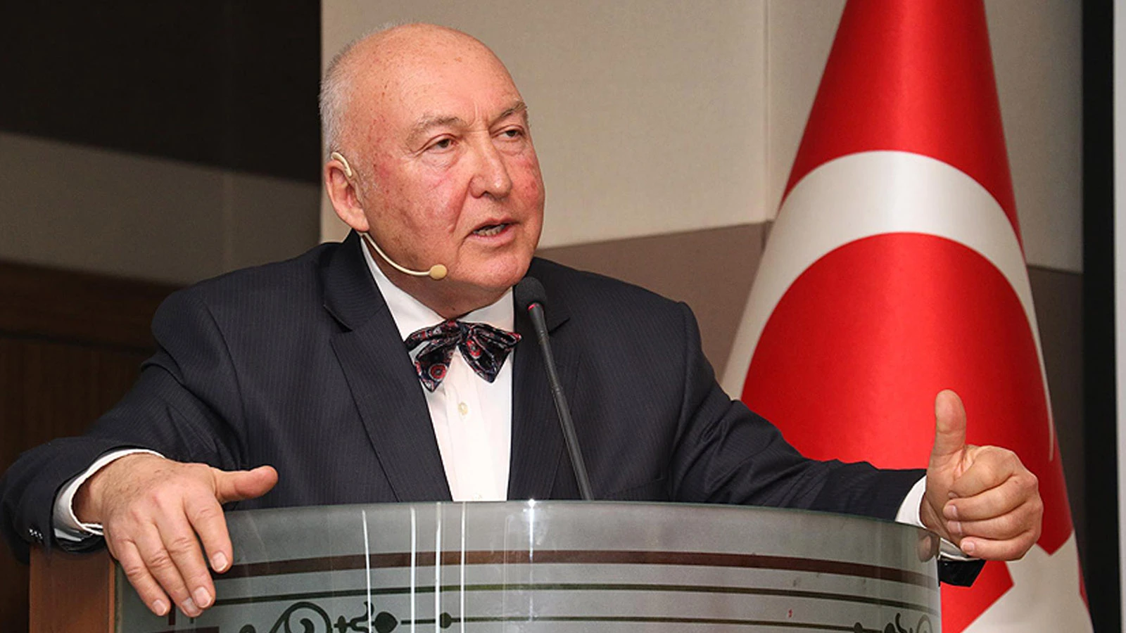 Yer bilimci Prof. Dr. Övgün Ahmet Ercan kalp krizi geçirdi