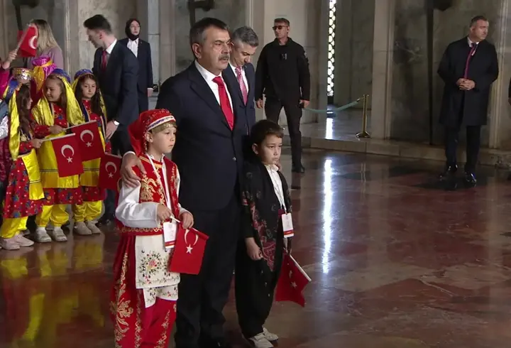 Bakan Tekin ve çocuklardan Anıtkabir'e ziyaret