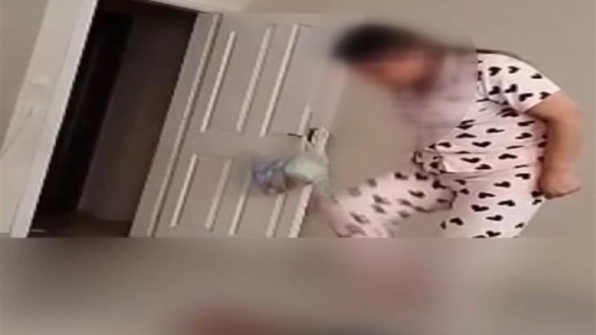 Vicdansızlığın böylesi! Küçük çocuğu acımasızca dövdü