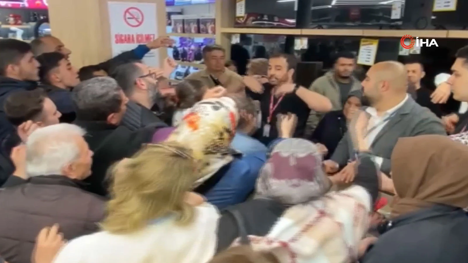 İzdiham yaşandı! İndirimli ürün almak için birbirlerini ezip geçtiler