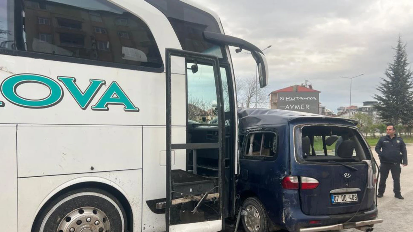 Yolcu otobüsüyle hafif ticari araç çarpıştı: Ölü ve yaralılar var