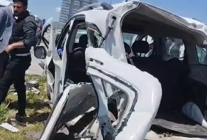 Hafif ticari araç ile kamyonet kafa kafaya çarpıştı; 4 ölü, 2 yaralı